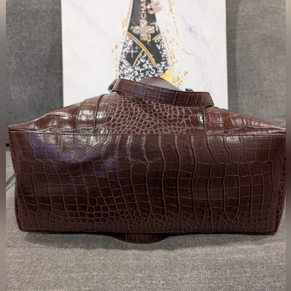 The Limited Large Embossed Tote Bag - Picture 3 of 11